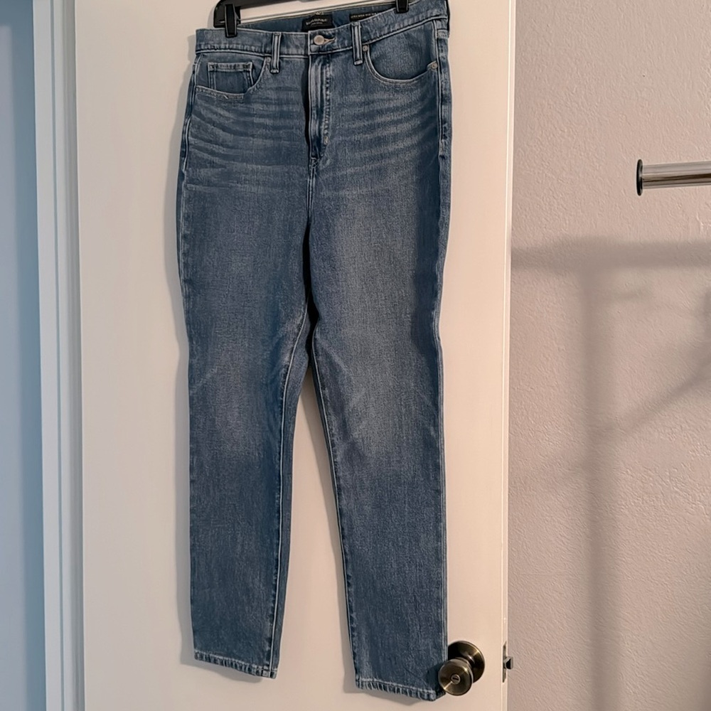 NWOT Banana Republic Ultra High Rise Slim Fit Straight Leg Medium Wash Jeans